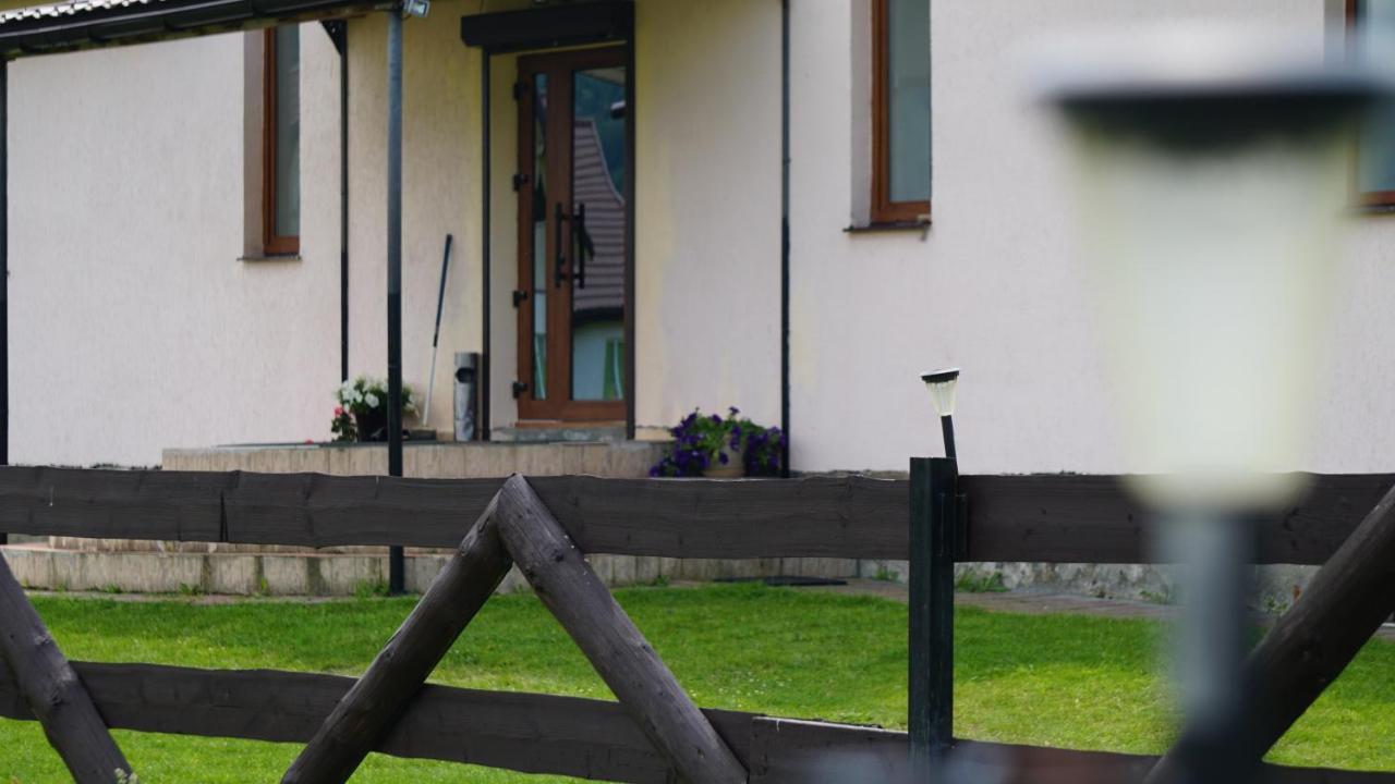 U Dvori Hotell Podgorodtsij Eksteriør bilde